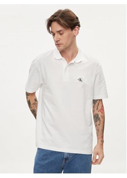 Calvin Klein Jeans Polo J30J325433 Biały Regular Fit ze sklepu MODIVO w kategorii T-shirty męskie - zdjęcie 169649102