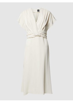 Sukienka midi z dekoltem w serek model ‘Debasa’ ze sklepu Peek&Cloppenburg  w kategorii Sukienki - zdjęcie 169652720