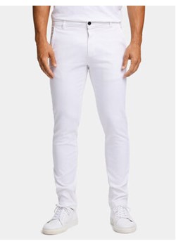 Lindbergh Chinosy 30-005044 Biały Slim Fit ze sklepu MODIVO w kategorii Spodnie męskie - zdjęcie 169657872