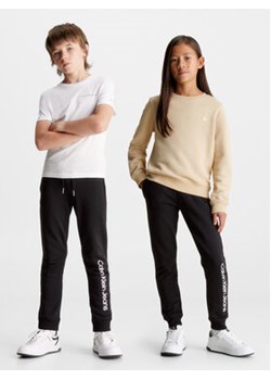 Calvin Klein Jeans Spodnie dresowe Logo IU0IU00604 Czarny Regular Fit ze sklepu MODIVO w kategorii Spodnie chłopięce - zdjęcie 169657873