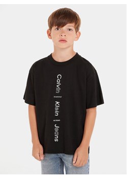 Calvin Klein Jeans T-Shirt Maxi Inst Logo IB0IB02036 Czarny Relaxed Fit ze sklepu MODIVO w kategorii T-shirty chłopięce - zdjęcie 169658162