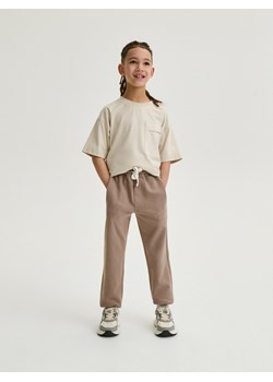 Reserved - Dresowe joggery z haftem - brązowy ze sklepu Reserved w kategorii Spodnie chłopięce - zdjęcie 169660764