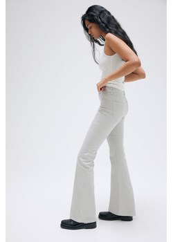 H & M - Rozszerzane spodnie z diagonalu - Szary ze sklepu H&M w kategorii Spodnie damskie - zdjęcie 169675671