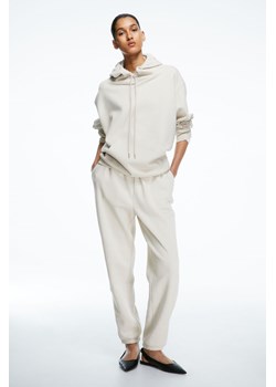 H & M - Spodnie dresowe z domieszką bawełny - Beżowy ze sklepu H&M w kategorii Spodnie damskie - zdjęcie 169677693