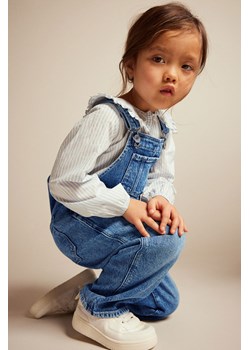 H & M - Dżinsowe ogrodniczki - Niebieski ze sklepu H&M w kategorii Spodnie dziewczęce - zdjęcie 169679673