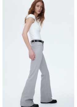 H & M - Rozszerzane spodnie z diagonalu - Szary ze sklepu H&M w kategorii Spodnie damskie - zdjęcie 169682214