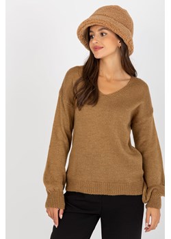 Camelowy cienki sweter klasyczny z dekoltem w serek OCH BELLA ze sklepu 5.10.15 w kategorii Swetry damskie - zdjęcie 169686630