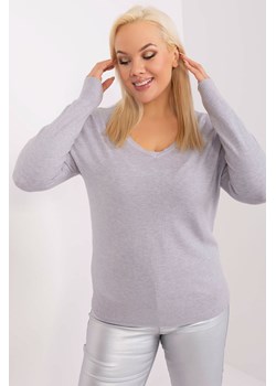 Dopasowany sweter plus size z wiskozy szary ze sklepu 5.10.15 w kategorii Swetry damskie - zdjęcie 169687160