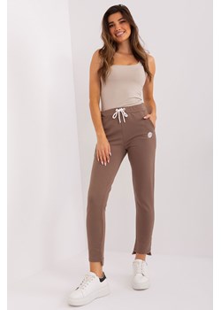 Brązowe spodnie dresowe z wąskimi nogawkami ze sklepu 5.10.15 w kategorii Spodnie damskie - zdjęcie 169687191