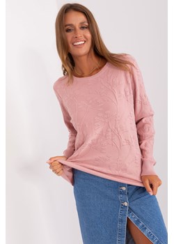 Jasnoróżowy sweter damski klasyczny z okrągłym dekoltem ze sklepu 5.10.15 w kategorii Swetry damskie - zdjęcie 169688281