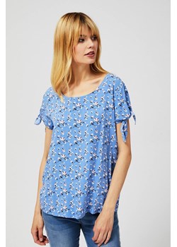 Bluzka damska niebieska w kwiaty z ozdobnymi wiązaniami przy rękawach ze sklepu 5.10.15 w kategorii Bluzki damskie - zdjęcie 169688602