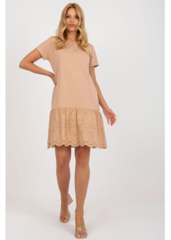 Camelowa sukienka damska z falbaną i krótkim rękawem ze sklepu 5.10.15 w kategorii Sukienki - zdjęcie 169689351