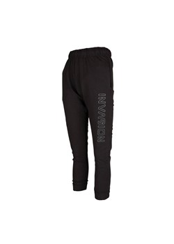 Spodnie dresowe dla chłopca kolor czarny aplikacja na nogawce INVASION ze sklepu 5.10.15 w kategorii Spodnie chłopięce - zdjęcie 169690200
