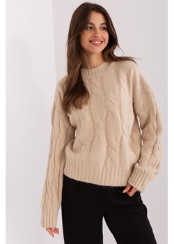 Jasnobeżowy klasyczny sweter z warkoczami ze sklepu 5.10.15 w kategorii Swetry damskie - zdjęcie 169690791