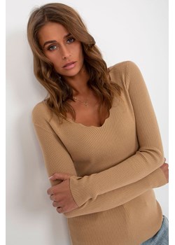 Camelowy sweter klasyczny w prążek z trójkątnym dekoltem ze sklepu 5.10.15 w kategorii Swetry damskie - zdjęcie 169691273