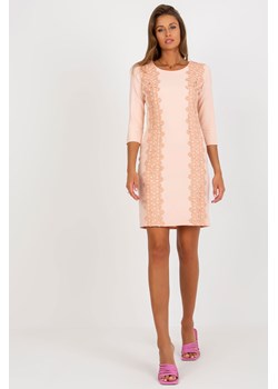 Brzoskwiniowa ołówkowa sukienka koktajlowa ze sklepu 5.10.15 w kategorii Sukienki - zdjęcie 169693013