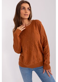Jasnobrązowy sweter damski klasyczny z okrągłym dekoltem ze sklepu 5.10.15 w kategorii Swetry damskie - zdjęcie 169694353