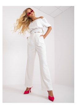 Białe spodnie garniturowe dla kobiet ze sklepu 5.10.15 w kategorii Spodnie damskie - zdjęcie 169697271