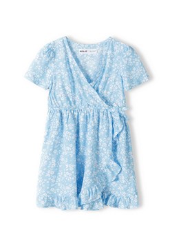 Niebieska sukienka w kwiatki dziewczęca z wiskozy ze sklepu 5.10.15 w kategorii Sukienki dziewczęce - zdjęcie 169697282
