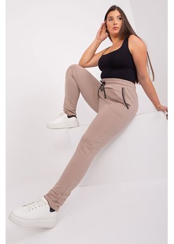 Beżowe spodnie dresowe plus size z troczkami Savage ze sklepu 5.10.15 w kategorii Spodnie damskie - zdjęcie 169699903