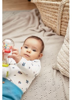 Białe body niemowlęce z długim rękawem w kwiaty ze sklepu 5.10.15 w kategorii Body niemowlęce - zdjęcie 169700740