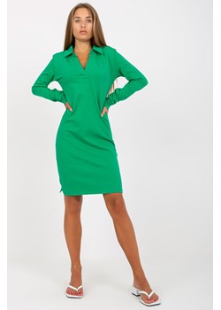 Zielona prosta sukienka basic z dekoltem w serek RUE PARIS ze sklepu 5.10.15 w kategorii Sukienki - zdjęcie 169702231
