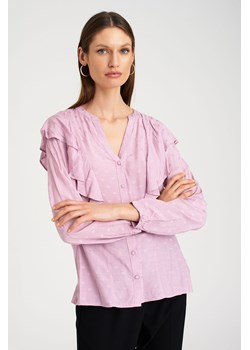 Różowa bluzka damska z ozdobnymi falbanami na ramionach ze sklepu 5.10.15 w kategorii Bluzki damskie - zdjęcie 169703144