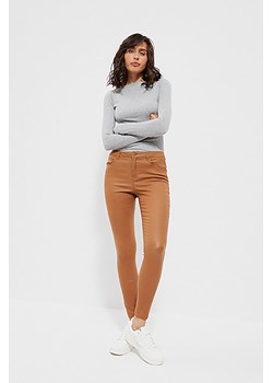 Karmelowe spodnie o dopasowanym kroju ze sklepu 5.10.15 w kategorii Spodnie damskie - zdjęcie 169704211