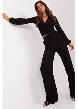 Czarny komplet damski casualowy z kopertową bluzką ze sklepu 5.10.15 w kategorii Komplety i garnitury damskie - zdjęcie 169704704