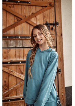 Bluza dresowa z kapturem i kieszenią - niebieska ze sklepu 5.10.15 w kategorii Bluzy dziewczęce - zdjęcie 169705082