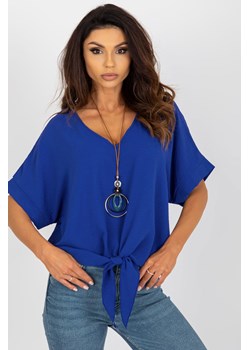 Kobaltowa bluzka na co dzień z krótkim rękawem z naszyjnikiem ze sklepu 5.10.15 w kategorii Bluzki damskie - zdjęcie 169706761