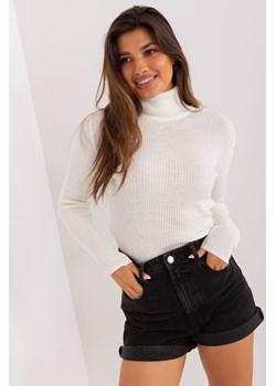 Kremowy prążkowany sweter z golfem i długim rękawem ze sklepu 5.10.15 w kategorii Swetry damskie - zdjęcie 169706820