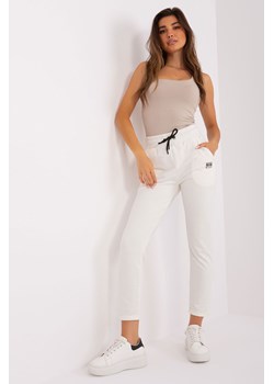 Ecru spodnie dresowe z wiązaniem i kieszeniami ze sklepu 5.10.15 w kategorii Spodnie damskie - zdjęcie 169708353