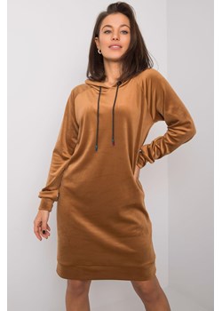 Sukienka welurowa z kapturem - camelowa ze sklepu 5.10.15 w kategorii Sukienki - zdjęcie 169708391