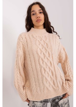 Jasnobeżowy sweter z warkoczami o luźnym kroju ze sklepu 5.10.15 w kategorii Swetry damskie - zdjęcie 169709801