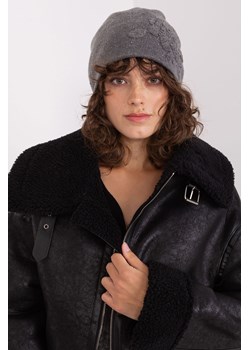 Ciemnoszara czapka zimowa z aplikacją ze sklepu 5.10.15 w kategorii Czapki zimowe damskie - zdjęcie 169712120