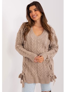 Ciemnobeżowy sweter z warkoczami i dekoltem V ze sklepu 5.10.15 w kategorii Swetry damskie - zdjęcie 169712604