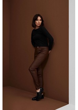 Woskowane spodnie typu rurki damskie- brązowe ze sklepu 5.10.15 w kategorii Spodnie damskie - zdjęcie 169712940