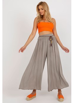Ciemnobeżowe zwiewne spodnie z materiału Surie OCH BELLA ze sklepu 5.10.15 w kategorii Spodnie damskie - zdjęcie 169713580