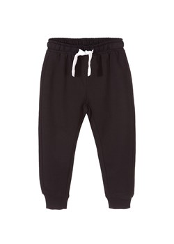 Spodnie dresowe dla chłopca basic czarne ze sklepu 5.10.15 w kategorii Spodnie chłopięce - zdjęcie 169713761