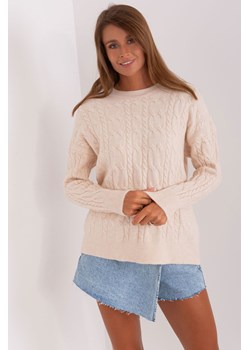 Jasnobeżowy klasyczny sweter damski z warkoczami ze sklepu 5.10.15 w kategorii Swetry damskie - zdjęcie 169714524