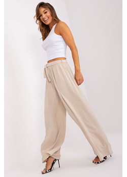 Jasnobeżowe spodnie szwedy z paskiem OCH BELLA ze sklepu 5.10.15 w kategorii Spodnie damskie - zdjęcie 169715060