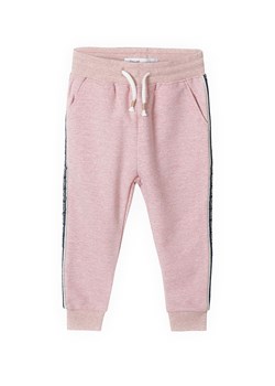 Różowe spodnie dresowe joggery niemowlęce z lampasami ze sklepu 5.10.15 w kategorii Spodnie i półśpiochy - zdjęcie 169716100