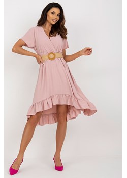 Jasnoróżowa sukienka z falbaną i paskiem ze sklepu 5.10.15 w kategorii Sukienki - zdjęcie 169716544