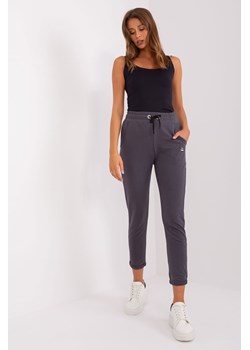 Grafitowe damskie spodnie dresowe z kieszeniami ze sklepu 5.10.15 w kategorii Spodnie damskie - zdjęcie 169716601