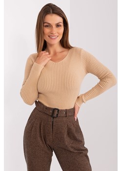 Dopasowany sweter w serek camelowy ze sklepu 5.10.15 w kategorii Swetry damskie - zdjęcie 169718154