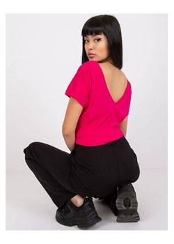 T-shirt z dekoltem V na plecach- różowy ze sklepu 5.10.15 w kategorii Bluzki damskie - zdjęcie 169718952