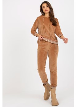 Camelowy miękki komplet welurowy ze spodniami ze sklepu 5.10.15 w kategorii Dresy damskie - zdjęcie 169719302