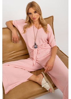 Różowa luźna bluzka damska z naszyjnikiem - krótki rękaw ze sklepu 5.10.15 w kategorii Bluzki damskie - zdjęcie 169719653