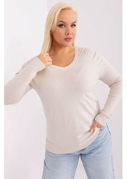 Dopasowany sweter plus size z wiskozy jasny beżowy ze sklepu 5.10.15 w kategorii Swetry damskie - zdjęcie 169720522